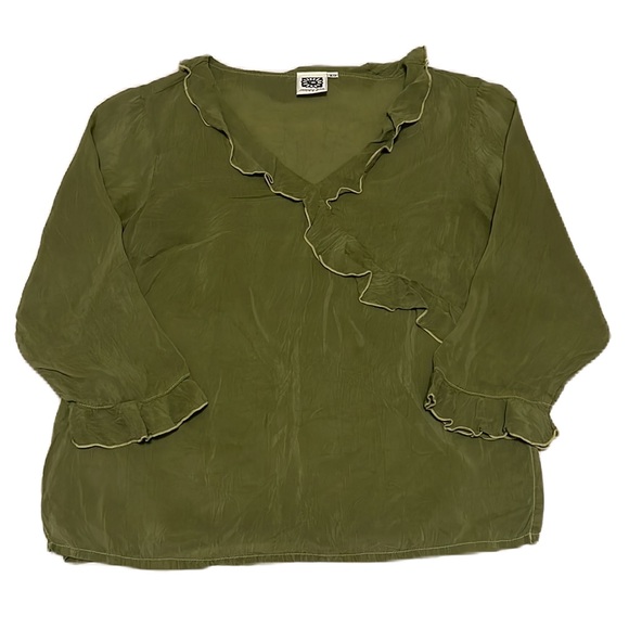 JOHNNY WAS, Ruffled V-NeckLine, 100% Rayon Side Slits Top, Light Olive Green, XS - Picture 4 of 8